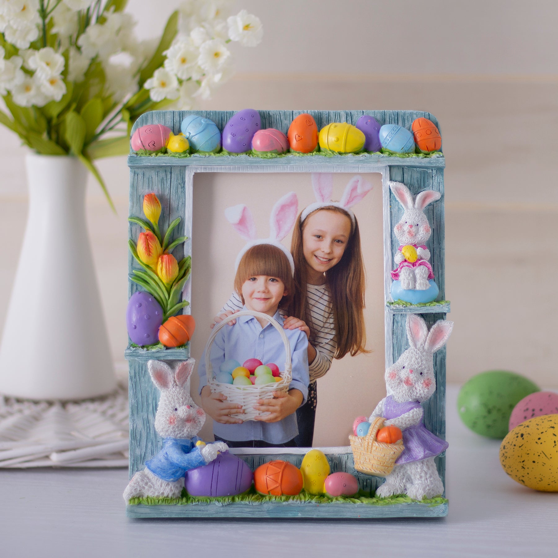 Marco de fotos de resina con huevos y conejitos de Pascua
